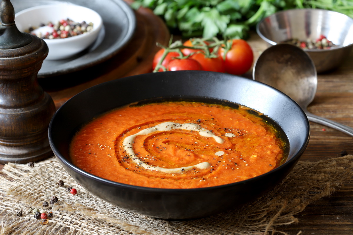 גספצ'יו חם - מרק עגבניות ופלפלים צלויים
