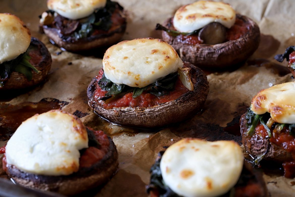 פטריות ממולאות גבינת עזים, רוטב מרינרה ותרד