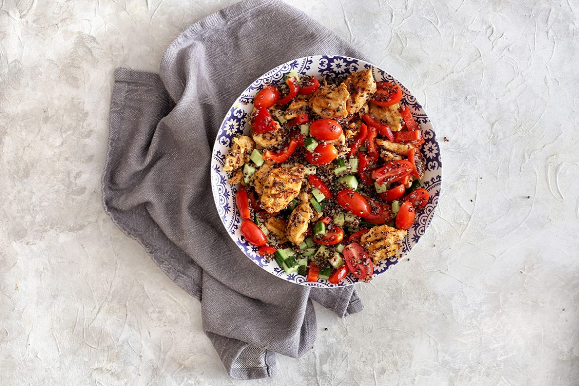 סלט קינואה אדומה ונתחוני עוף