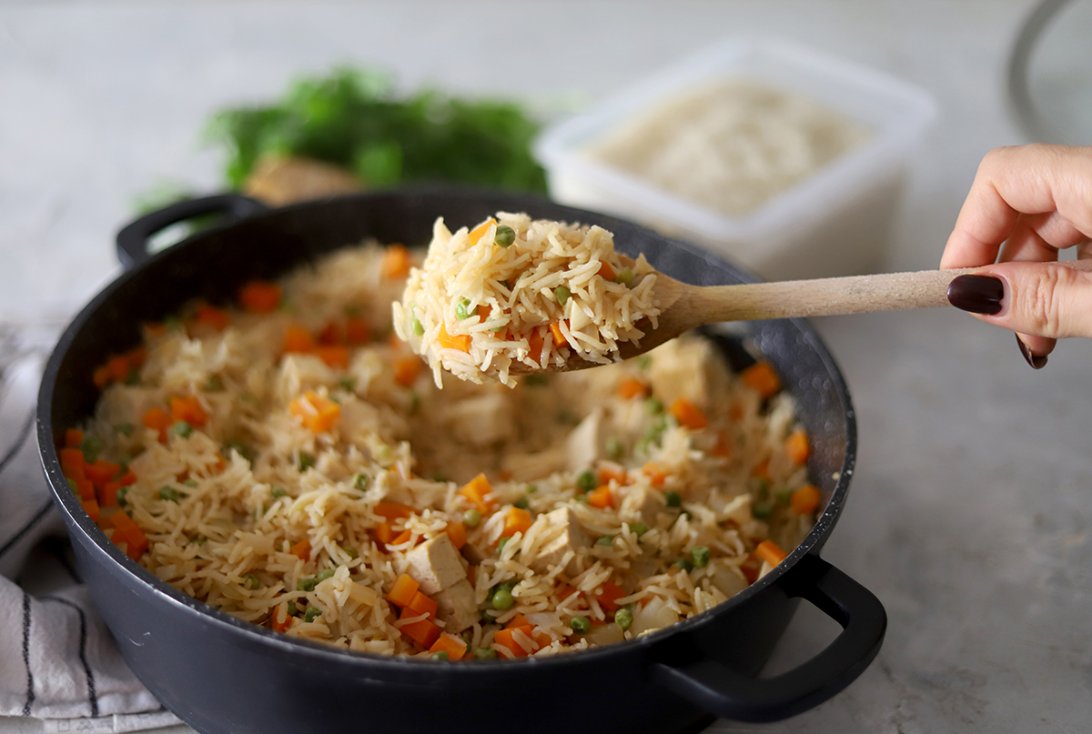 אורז מוקפץ עם ירקות וטופו בסיר אחד
