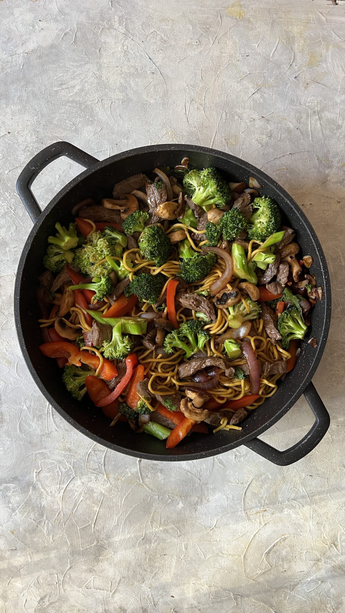 שייטל מוקפץ עם נודלס וירקות