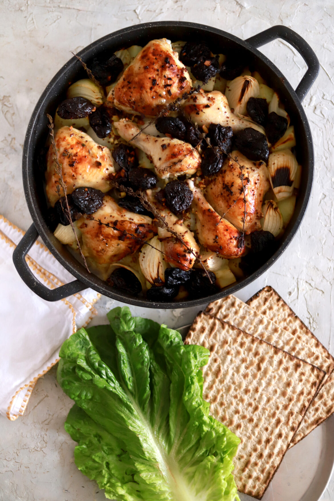 עוף עם תפוחי אדמה ושזיפים מיובשים